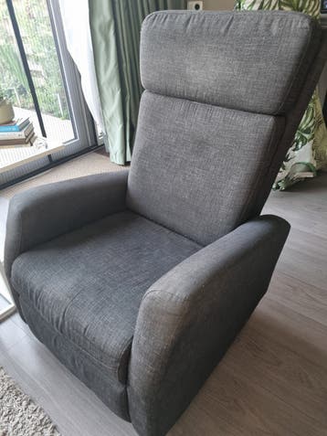 Comfortabele grijze relaxfauteuil met voetensteun