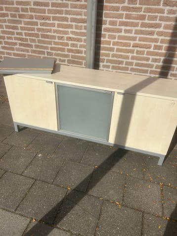 GRATIS Licht houten dressoir met deurtjes en planken