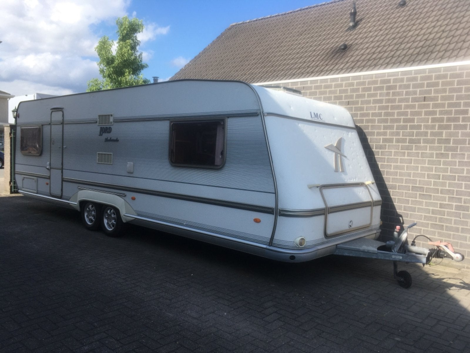 Zeer ruime LMC Lord Ambassador 770, vast bed, rondzit, airco