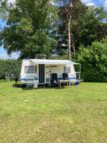Ruime en complete Fendt Saphir caravan met vast bed