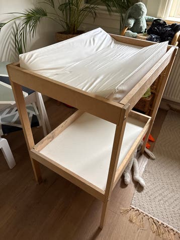 Houten aankleedtafel met aankleedkussen