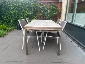 Robuuste tuintafel met houten blad en metalen onderstel