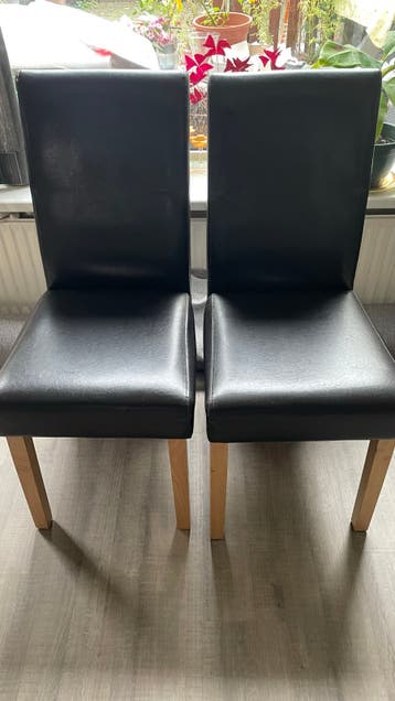 Gratis 6 zwarte eetkamerstoelen met houten poten