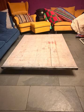 Gratis af te halen: grote, lage houten salontafel op wielen.