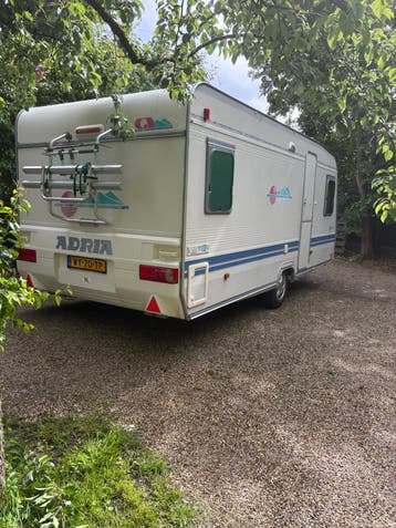 Nette Adria 4/5 persoons caravan met Voortent en luifel