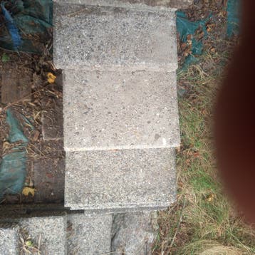 Gratis +/- 300 oude beton terrastegels 30×30 cm