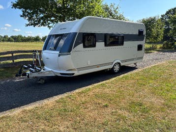 Hobby 490 KMF, stapelbed, mover, vaste Truma luifel