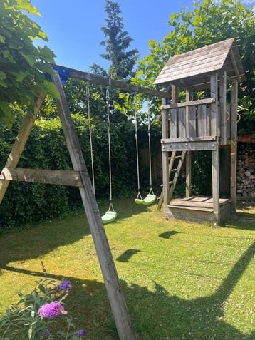Gratis: Houten speeltoestel met schommel en klimtoren