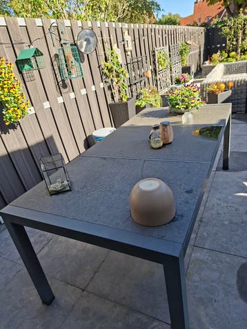 Tuin-/eettafel met leistenen bladen en stalen frame