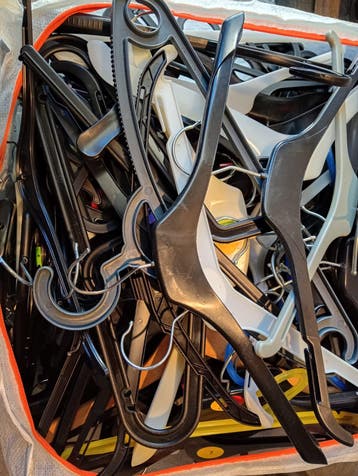 Grote partij kledinghangers, diverse soorten en maten