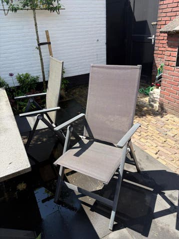 Tuinset met een massief blad(180x100cm), en 4 stoelen.