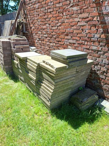 Grote betontegels 50x50x5. Ongeveer 120 stuks en wat halve.