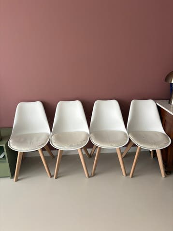 Gratis: vier witte kuipstoelen