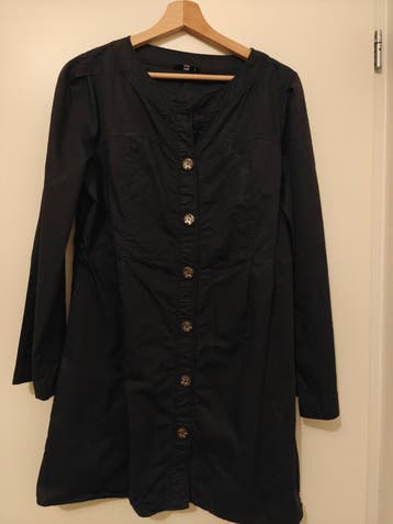 Zwarte jurk/tuniek met knopen - Gratis