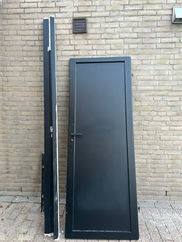 Gratis Zwarte moderne deur, binnendeur met kozijn vandaag!