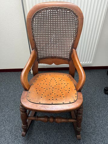 Antieke schommelstoel, gratis af te halen