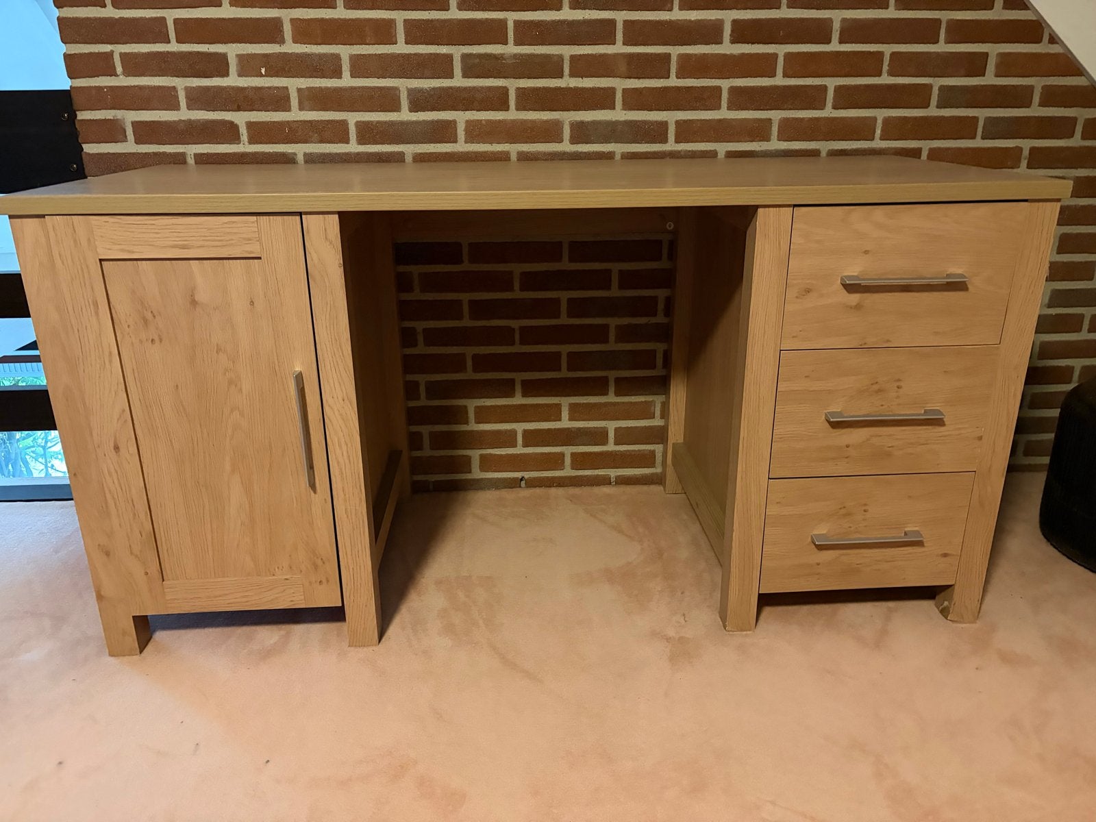 Houten bureau met lades en opbergruimte