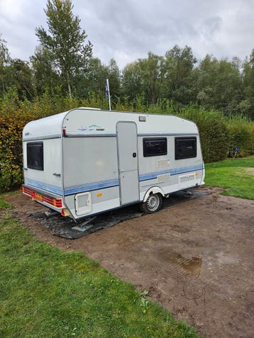 Hobby Caravan uit 1993 met Voortent en Stapelbed