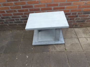 Gratis verrijdbaar bijzet tafeltje ,vol hout lichtgewicht .