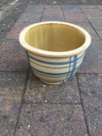 Grote grof gebakken bloempot