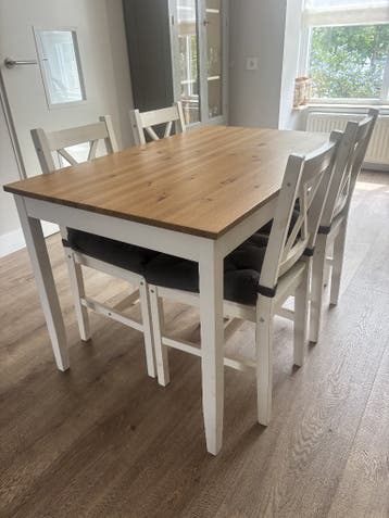 IKEA Eettafel met 4 bijpassende stoelen