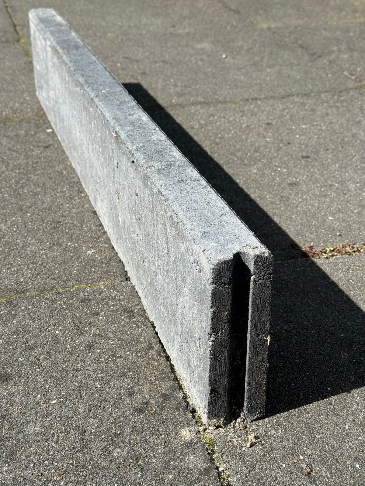 Gratis: 5 stuks ongebruikte betonnen opsluitbanden 100x15x5