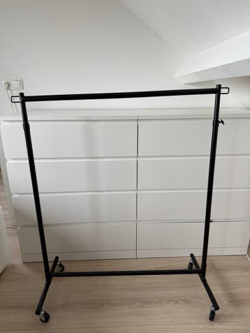 GRATIS zwarte kledingrek met wielen