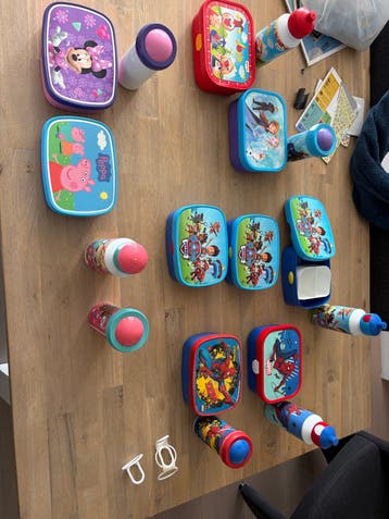 Diverse broodtrommels en drinkbekers (gebruikt)