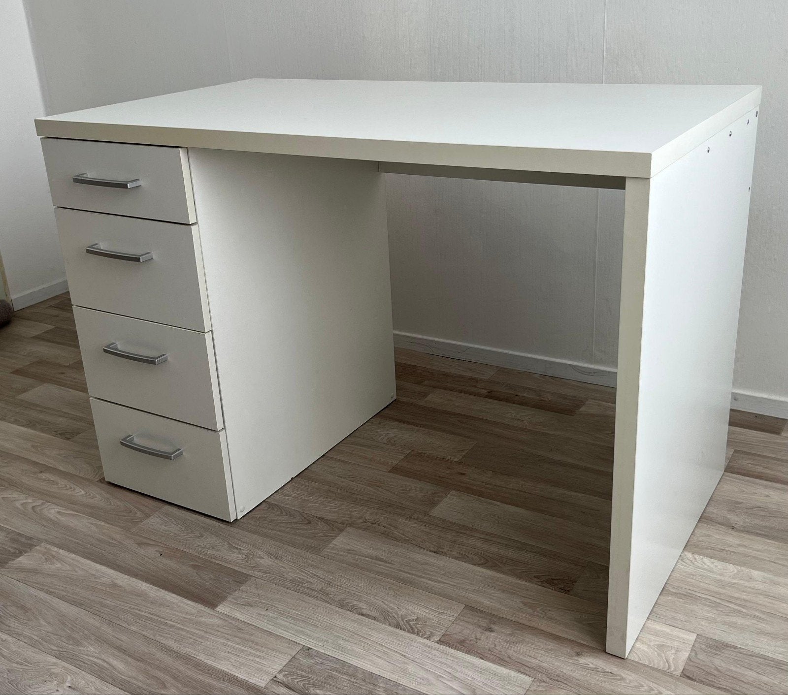 Gratis af te halen: Wit bureau met 4 lades