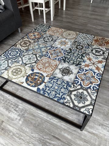 Salontafel met drie bijpassende wandtegels