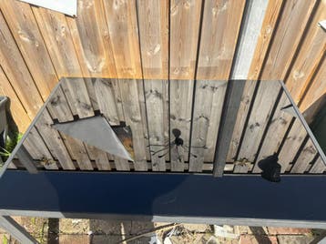 GRATIS Tuinset met glazen tafel en vier inklapbare stoelen