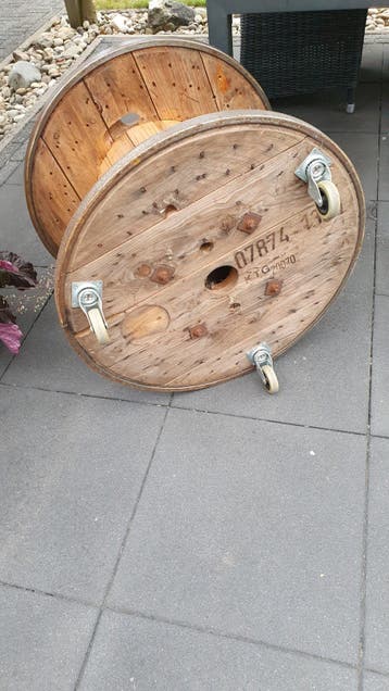 Gratis op te halen tuintafel gemaakt van kabelhaspel
