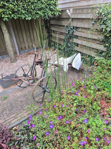 Antieke ploeg zonder plaat voor de wielen