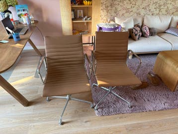 Twee bruine leren bureaustoelen (gratis ophalen)