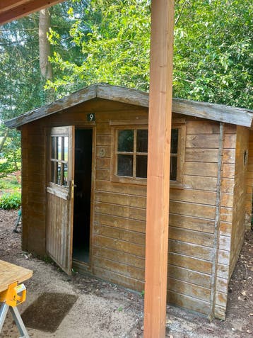 GRATIS Houten tuinhuisje/blokhut met raam en deur
