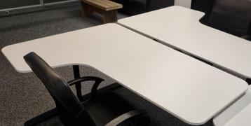 IKEA Bekant tafels – wit blad, zwarte poten – €20 per stuk - afbeelding 1 IKEA Bekant tafels – wit blad, zwarte poten – €20 per stuk - afbeelding 1