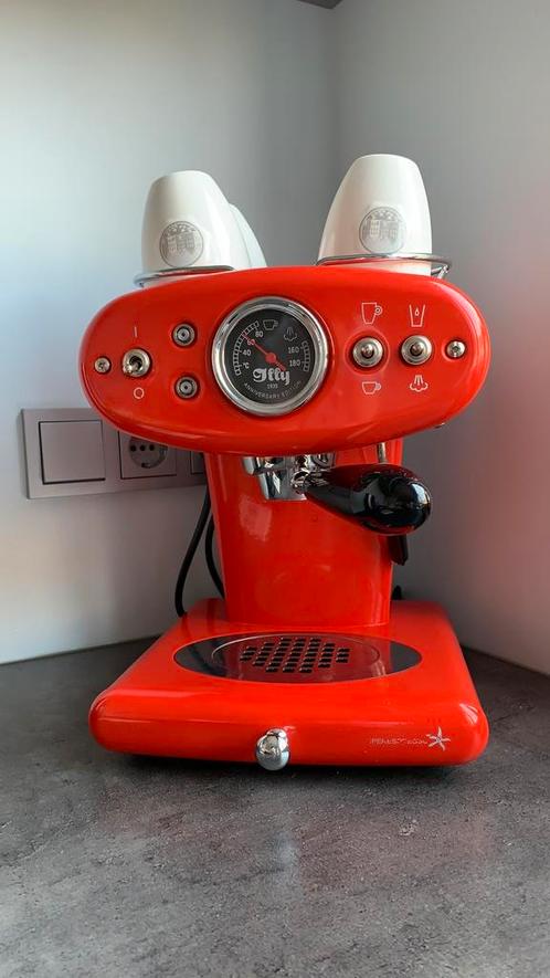 Volautomatische Illy koffiemachine in rood, een eye catcher!, Witgoed en Apparatuur, Koffiezetapparaten, Zo goed als nieuw, Koffiepads en cups