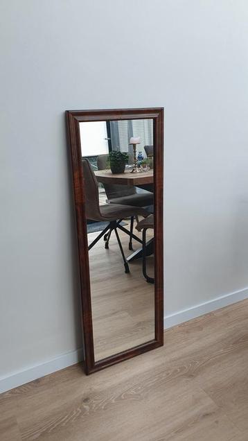 Grote spiegel met mooi bruine  oude retro houten lijst