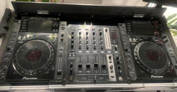 Pioneer CDJ 2000 x 2 & DJM 700 1 x incl. Flightcase en beka 