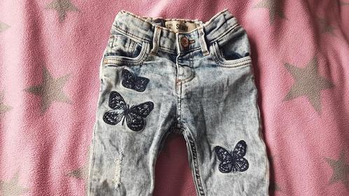 Blauw gemêleerde jeans 110 met vlinders h&m, Kinderen en Baby's, Kinderkleding | Maat 110, Zo goed als nieuw, Meisje, Broek, Ophalen of Verzenden