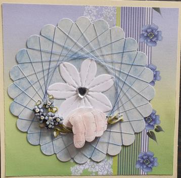 Handgemaakte luxe dubbele kaart met bloemen en borduurwerk