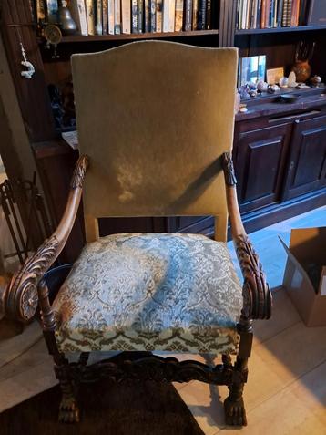 Antieke stoel met houtsnijwerk