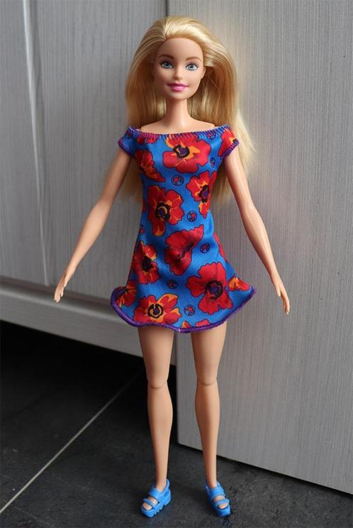 Barbie pop met blauw rode jurk en blauwe schoenen, Kinderen en Baby's, Speelgoed | Poppen, Zo goed als nieuw, Barbie, Ophalen of Verzenden