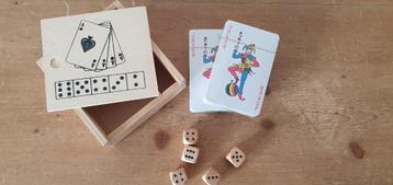 Doosjes met 2 sets speelkaarten en 5 dobbelstenen(6 doosjes)