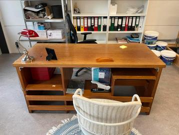 Hardhouten bureau met stoel en boekenkast