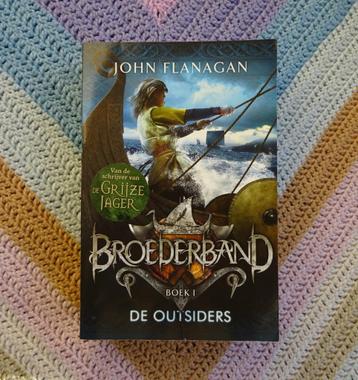 John Flanagan - Broederband boek 1, De Outsiders, zgan