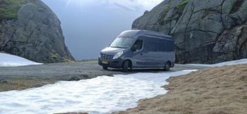 Luxe off-grid buscamper, automaat, grote keuken met Quooker!