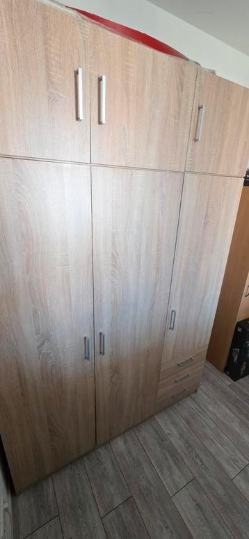 Ruime kledingkast met veel opbergruimte