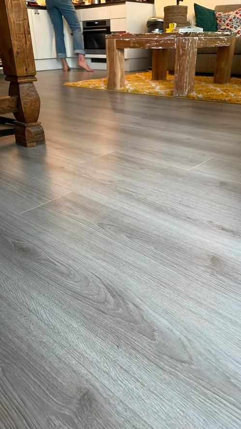 92m2 grijze klik laminaat vloer (hout) & simpele ondervloer, Doe-het-zelf en Verbouw, Vloerdelen en Plavuizen, Gebruikt, Laminaat