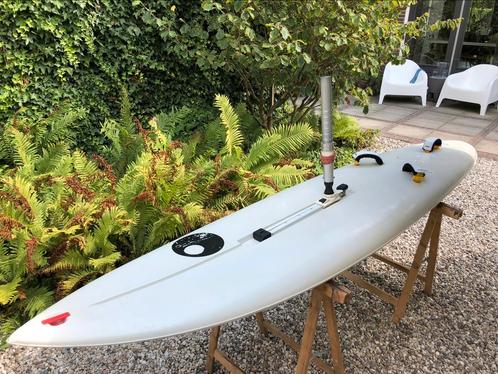 Old school surfplank: Bic 750 (Ken Winner replica), Watersport en Boten, Windsurfen, Gebruikt, Zeil, 300 cm of meer, Met vin(nen)